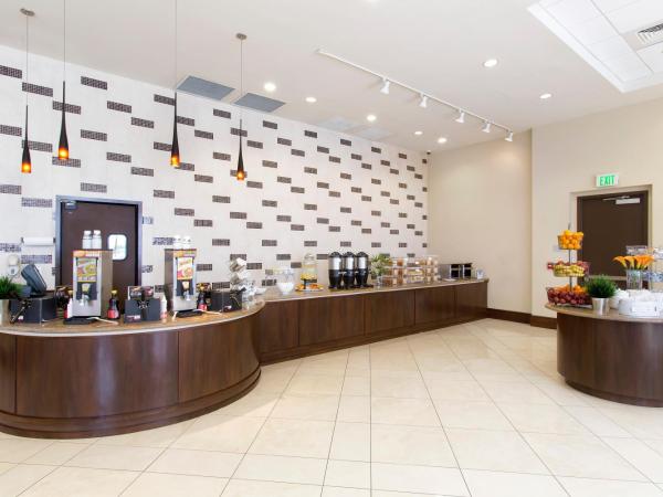 Ramada Plaza by Wyndham Orlando Resort & Suites Intl Drive : photo 8 de la chambre luxury two bedroom suite (no resort fee)