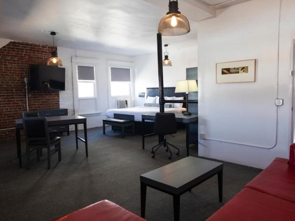 American Hotel : photo 1 de la chambre suite lit king-size avec salle de bains commune