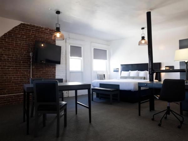 American Hotel : photo 3 de la chambre suite lit king-size avec salle de bains commune