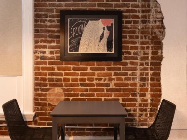 American Hotel : photo 9 de la chambre suite lit king-size avec salle de bains commune