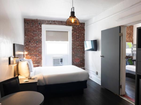 American Hotel : photo 8 de la chambre chambre familiale avec salle de bains commune