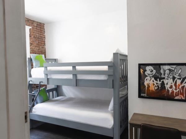 American Hotel : photo 9 de la chambre chambre familiale avec salle de bains commune