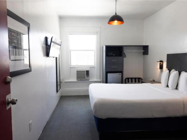 American Hotel : photo 7 de la chambre chambre lit queen-size avec salle de bains commune