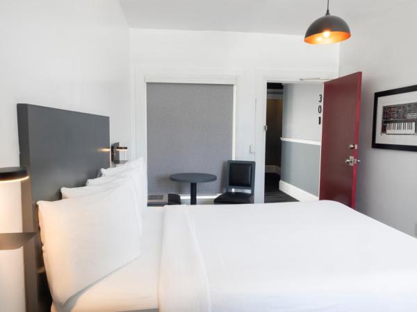 American Hotel : photo 8 de la chambre chambre lit queen-size avec salle de bains commune