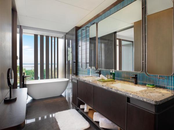 Hotel Indigo Suzhou Yangcheng Lake, an IHG Hotel : photo 2 de la chambre chambre king premium avec vue sur le lac