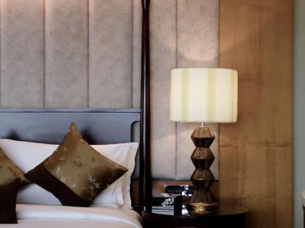 InterContinental Century City Chengdu, an IHG Hotel : photo 2 de la chambre 1 king bed premier suite living dining area