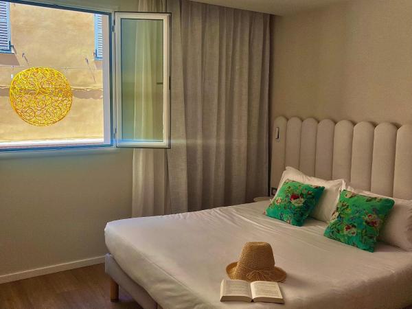 L'Escale Côté Sud : photo 2 de la chambre chambre double - côté sud avec vue sur la ville