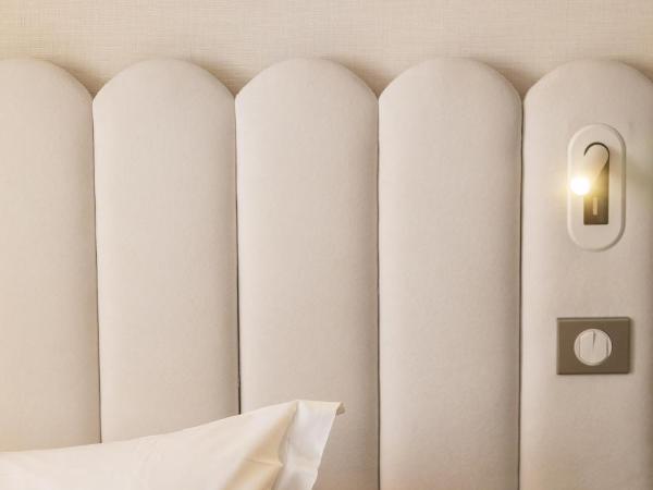 L'Escale Côté Sud : photo 6 de la chambre chambre double - côté sud avec vue sur la ville