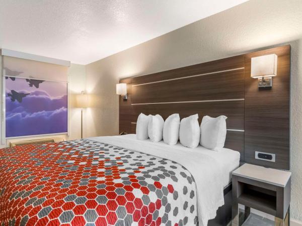 Econo Lodge Inn & Suites Near Lackland AFB : photo 1 de la chambre chambre lit king-size - non-fumeurs