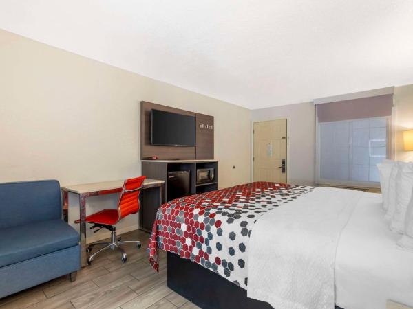 Econo Lodge Inn & Suites Near Lackland AFB : photo 2 de la chambre chambre lit king-size - non-fumeurs