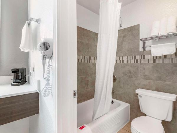 Econo Lodge Inn & Suites Near Lackland AFB : photo 3 de la chambre chambre lit king-size - non-fumeurs