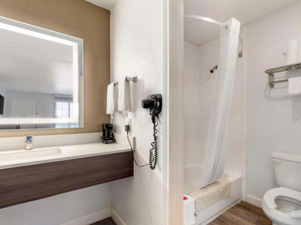 Econo Lodge Inn & Suites Near Lackland AFB : photo 4 de la chambre chambre lit king-size - non-fumeurs