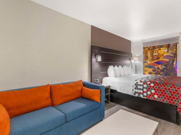 Econo Lodge Inn & Suites Near Lackland AFB : photo 3 de la chambre suite lit king-size avec canapé - non-fumeurs