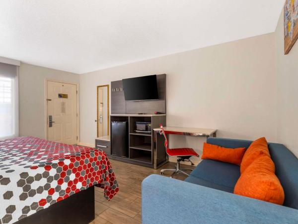 Econo Lodge Inn & Suites Near Lackland AFB : photo 2 de la chambre king suite with sofa bed - disability access/non smoking/pet friendly