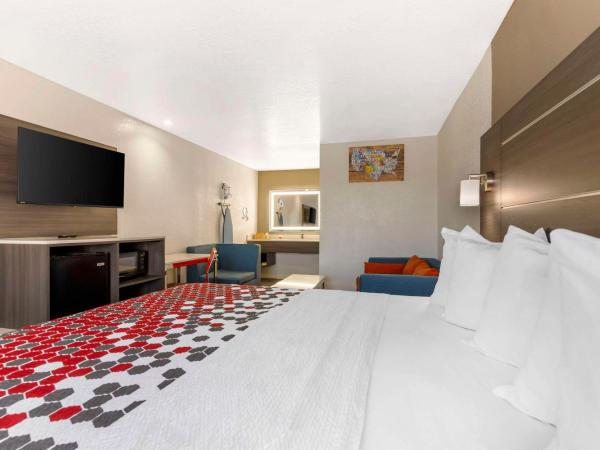 Econo Lodge Inn & Suites Near Lackland AFB : photo 4 de la chambre suite lit king-size avec canapé - non-fumeurs