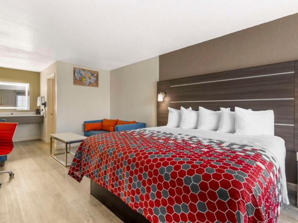 Econo Lodge Inn & Suites Near Lackland AFB : photo 5 de la chambre suite lit king-size avec canapé - non-fumeurs