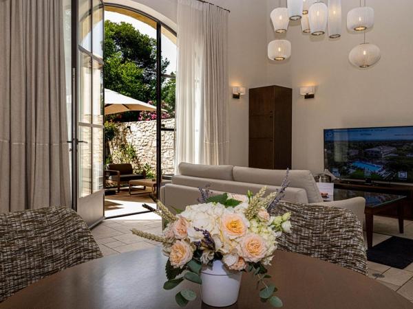 Le Vallon de Valrugues & Spa : photo 6 de la chambre suite avec jacuzzi