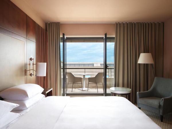 Hyatt Regency Nice Palais de la Méditerranée : photo 4 de la chambre chambre lit king-size avec vue partielle sur la mer