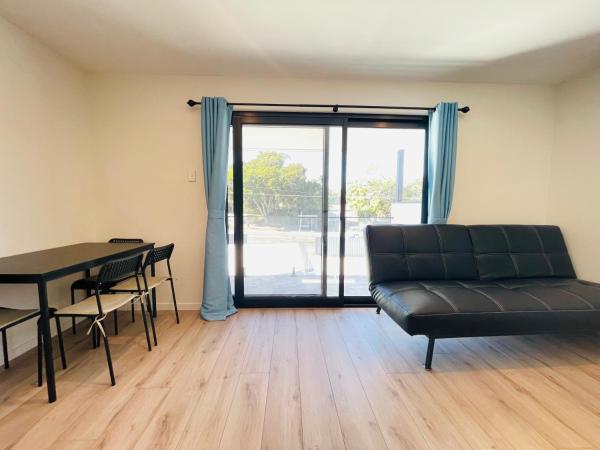 262ATroughton : photo 10 de la chambre suite lit king-size avec balcon