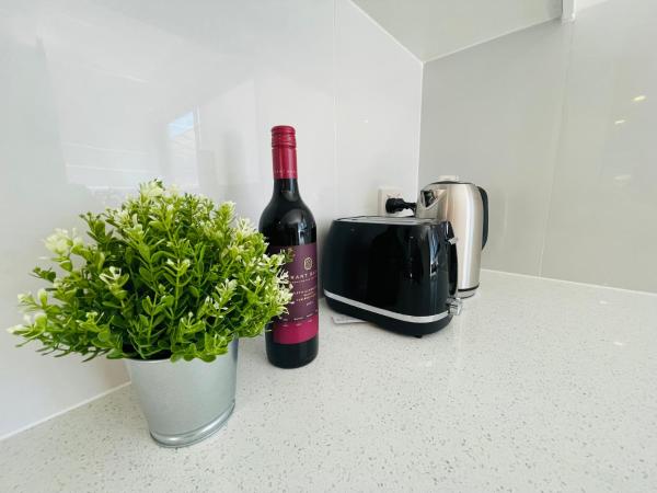 262ATroughton : photo 3 de la chambre suite lit king-size avec balcon