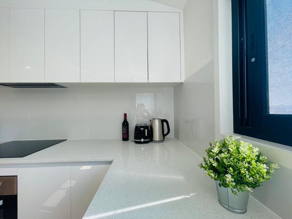 262ATroughton : photo 4 de la chambre suite lit king-size avec balcon