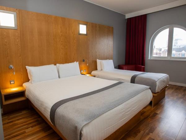Ramada by Wyndham Belfast : photo 2 de la chambre standard room with one double bed and one twin bed