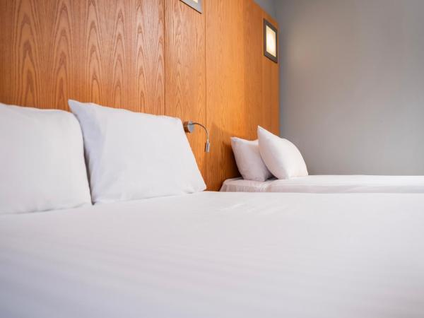 Ramada by Wyndham Belfast : photo 1 de la chambre standard room with one double bed and one twin bed