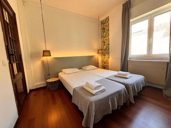 Castilho 63 Hostel & Suites : photo 3 de la chambre chambre double ou lits jumeaux avec salle de bains commune