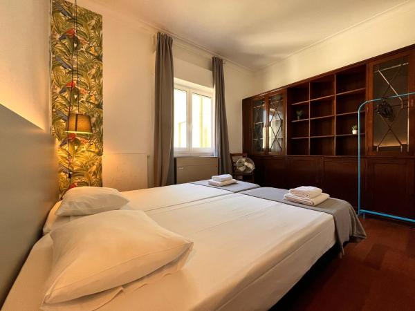 Castilho 63 Hostel & Suites : photo 5 de la chambre chambre double ou lits jumeaux avec salle de bains commune