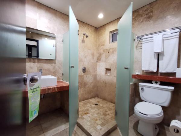 Coral Island Beach View Hotel : photo 2 de la chambre chambre lit queen-size 