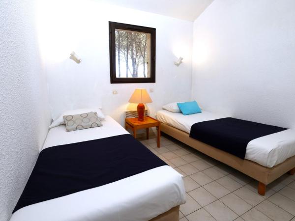 Village Vacances de Ramatuelle - Les sentier des pins : photo 1 de la chambre bungalow (4 adultes)