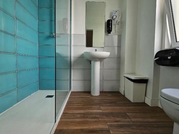 Castilho 63 Hostel & Suites : photo 3 de la chambre chambre quadruple avec salle de bains privative