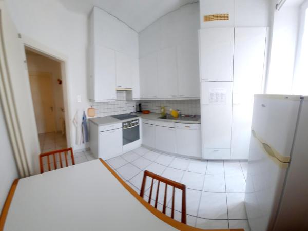 Ampie camere Locarno : photo 2 de la chambre chambre lits jumeaux spacieuse