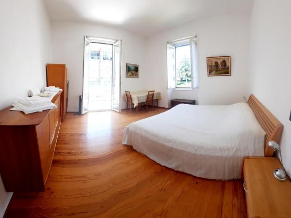 Ampie camere Locarno : photo 6 de la chambre chambre lit queen-size avec balcon