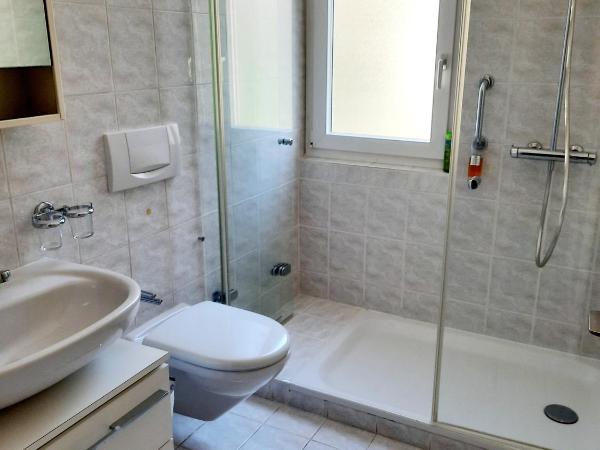 Ampie camere Locarno : photo 9 de la chambre chambre lits jumeaux spacieuse