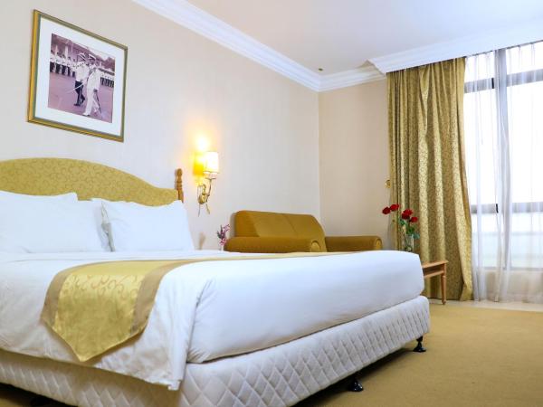 Merdeka Palace Hotel & Suites : photo 4 de la chambre chambre lit king-size de luxe 