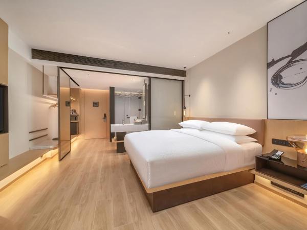 Fairfield by Marriott Shenzhen Dameisha : photo 3 de la chambre chambre lit king-size supérieure avec vue sur le lac