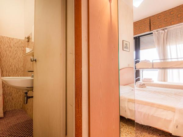 Hotel Crown : photo 4 de la chambre chambre quadruple