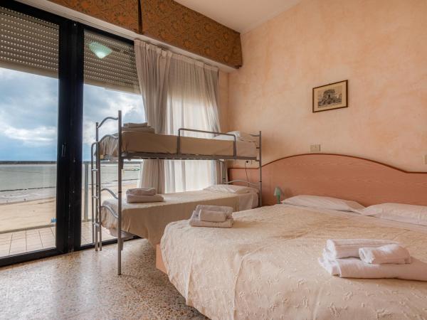 Hotel Crown : photo 5 de la chambre chambre quadruple - vue sur mer