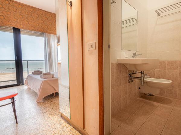 Hotel Crown : photo 6 de la chambre chambre quadruple - vue sur mer