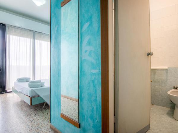 Hotel Crown : photo 7 de la chambre chambre double Économique