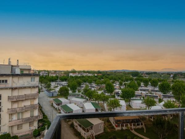 Hotel Crown : photo 7 de la chambre chambre triple Économique