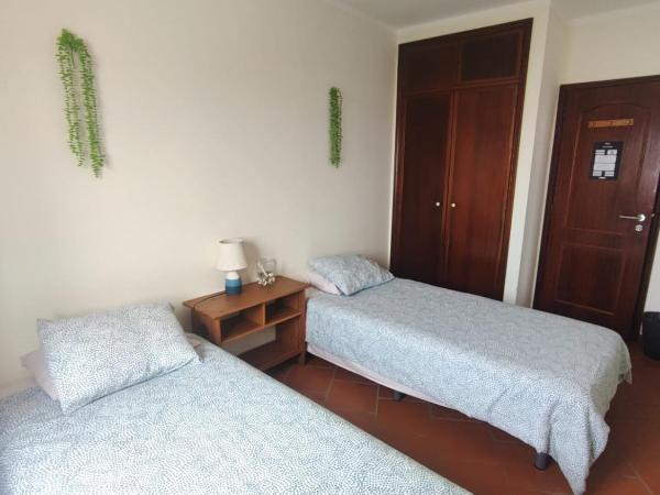 PKSC - Surfers Beach House : photo 2 de la chambre chambre lits jumeaux avec salle de bains commune