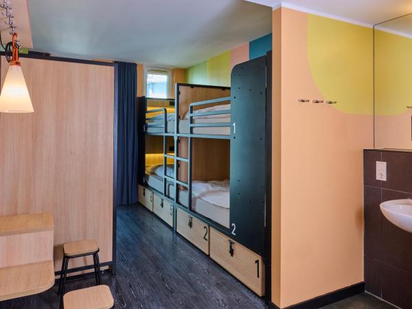 Generator Berlin Alexanderplatz : photo 2 de la chambre chambre 6 lits avec salle de bains commune