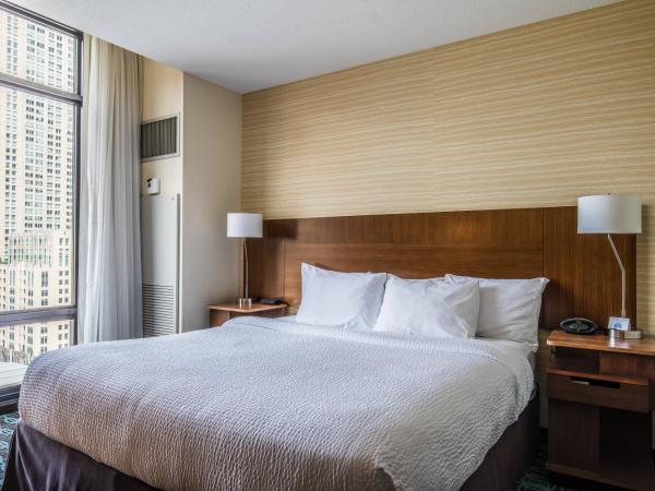 Fairfield Inn and Suites Chicago Downtown-River North : photo 1 de la chambre chambre lit king-size avec baignoire adaptée - accessible aux personnes malentendantes et à mobilité réduite
