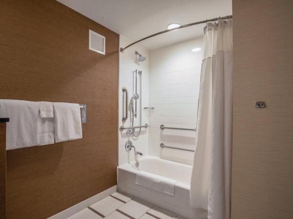 Fairfield Inn and Suites Chicago Downtown-River North : photo 4 de la chambre chambre lit king-size avec baignoire adaptée - accessible aux personnes malentendantes et à mobilité réduite