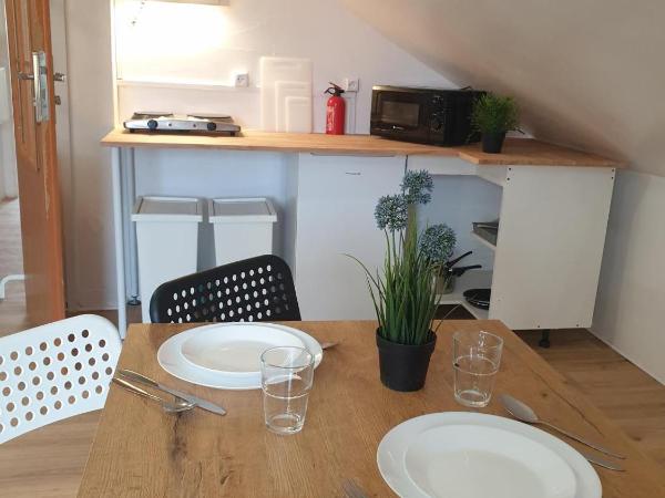 Hostello Airport - Przytulne pokoje, ogród, grill, w pełni wyposażona kuchnia : photo 1 de la chambre studio familial