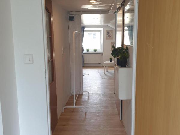 Hostello Airport - Przytulne pokoje, ogród, grill, w pełni wyposażona kuchnia : photo 2 de la chambre studio familial