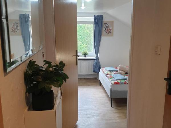 Hostello Airport - Przytulne pokoje, ogród, grill, w pełni wyposażona kuchnia : photo 3 de la chambre studio familial