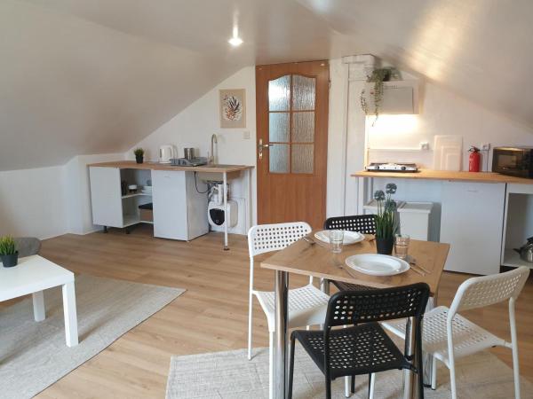 Hostello Airport - Przytulne pokoje, ogród, grill, w pełni wyposażona kuchnia : photo 6 de la chambre studio familial